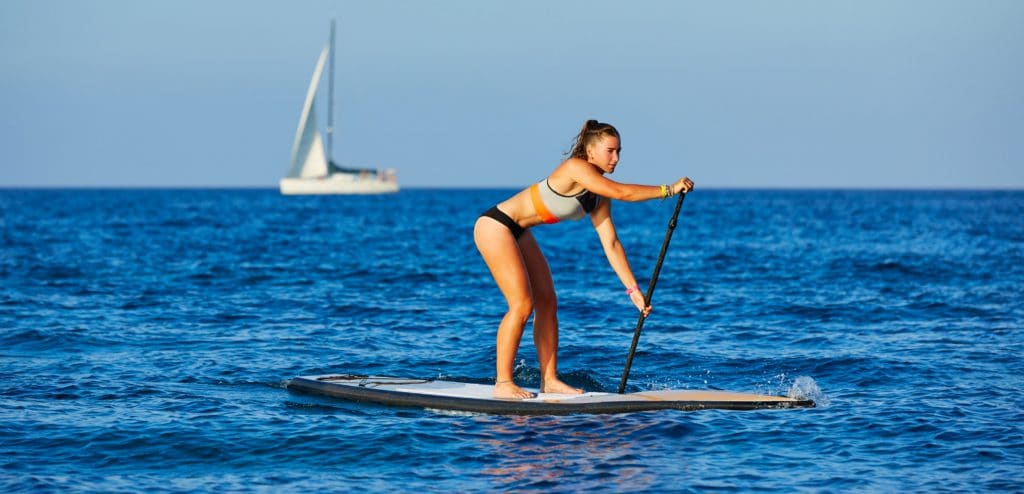 remar con la tabla de paddle surf