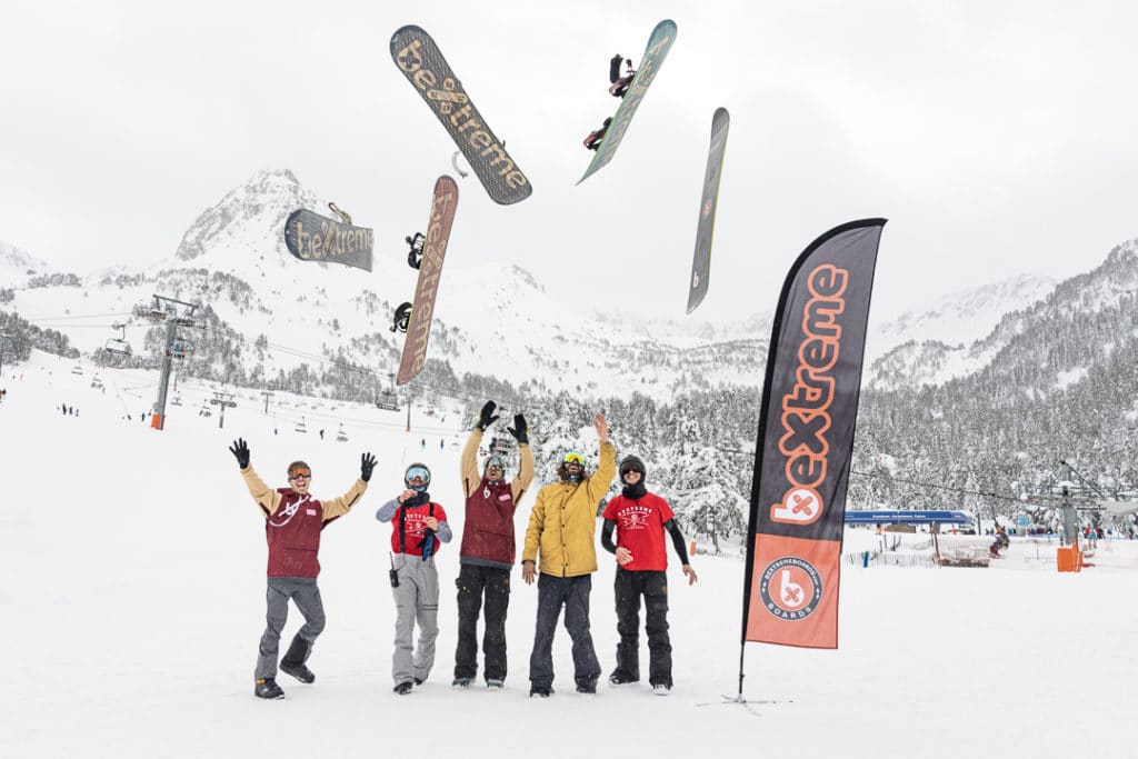riders de snowboard celebrando el 7º aniversario bextreme en grandvalira