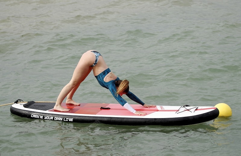 Rider haciendo una travesia en un rio con el paddle surf hinchable Whale 