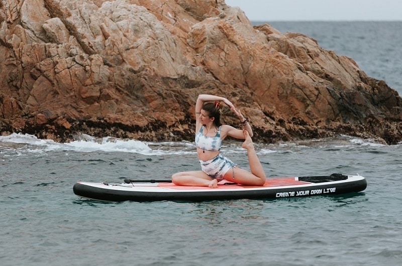 practicar yoga en paddle surf